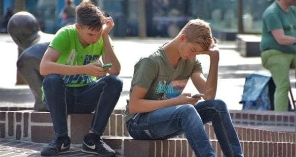 France’s phone hang-up is a conversation starter France’s phone hang-up is a conversation starter