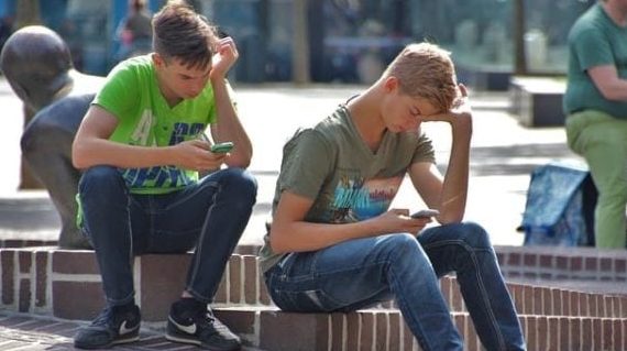 France’s phone hang-up is a conversation starter France’s phone hang-up is a conversation starter